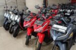 Motor bekas berbagai model dipajang di showroom