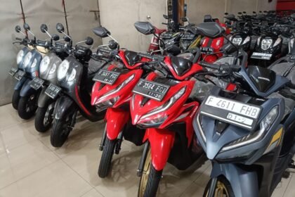 Motor bekas berbagai model dipajang di showroom