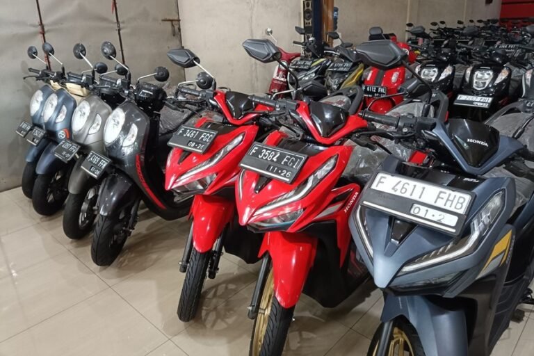 Motor bekas berbagai model dipajang di showroom