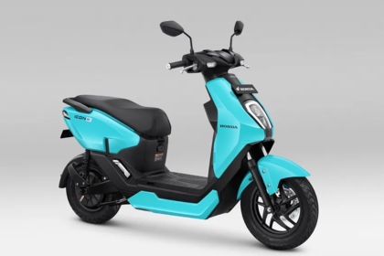 Motor listrik Honda ICON e warna toska dengan desain modern tampak dari depan samping.