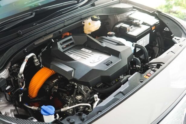 Perawatan mobil listrik dengan pemeriksaan motor listrik dan komponen di ruang mesin