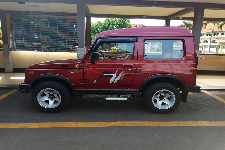 Suzuki Katana merah dengan velg sport silver dan stiker grafis pada bodi samping