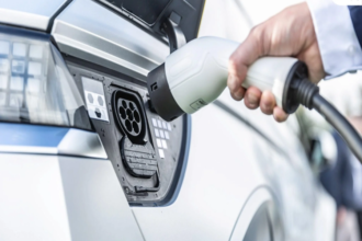 Pengisian daya mobil listrik menggunakan charger