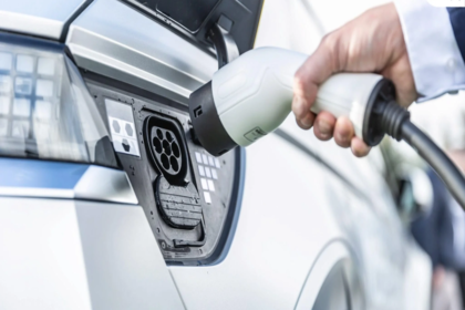 Pengisian daya mobil listrik menggunakan charger