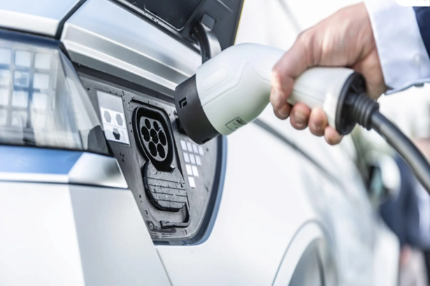 Pengisian daya mobil listrik menggunakan charger
