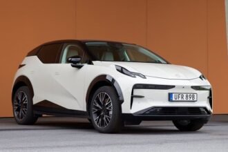 Mobil listrik China berwarna putih dengan desain SUV modern